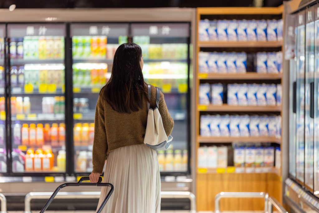 PDV de supermercado com comunicação visual digital integrada e telas de retail media